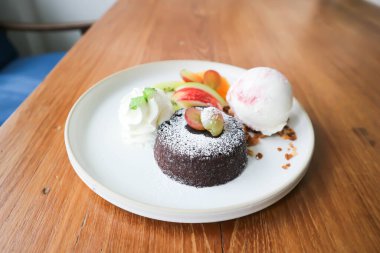 Çikolatalı kek ya da çikolatalı lav keki. Dondurma ve meyveli.