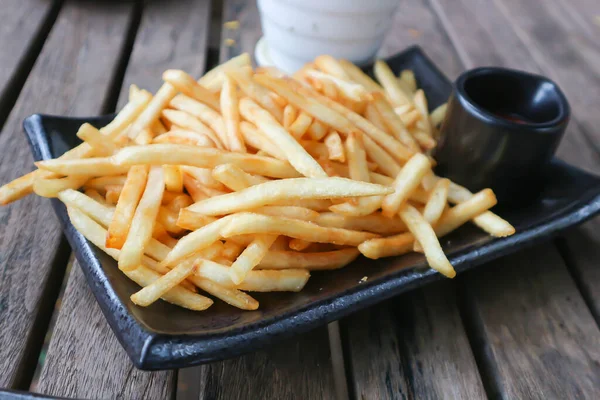 Pommes Mit Ketchup Und Mayonnaise Oder Bratkartoffeln — Stockfoto