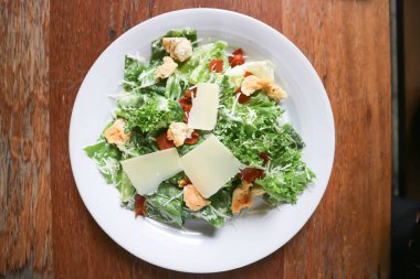 Jambon ve peynirli sezar salatası veya sebze salatası.