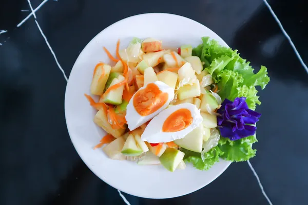 Ovocný Salát Nebo Pikantní Salát Jablečný Vaječný Salát Podání — Stock fotografie