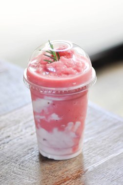 Smoothie veya çilekli yoğurt smoothie, çilek soslu karışık meyve püresi.