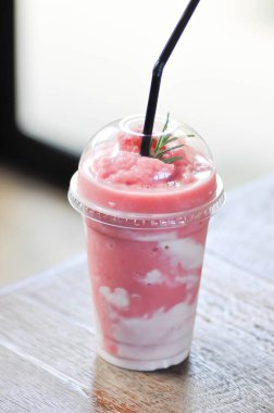 Smoothie veya çilekli yoğurt smoothie, çilek soslu karışık meyve püresi.