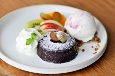 Çikolatalı kek ya da çikolatalı lav keki. Dondurma ve meyveli.