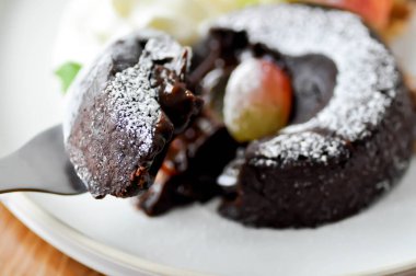 Çikolatalı kek ya da çikolatalı lav keki. Dondurma ve meyveli.