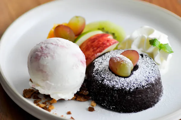 Bolo Chocolate Bolo Lava Chocolate Com Sorvete Frutas Para Servir — Fotografia de Stock