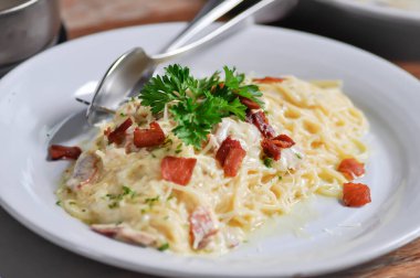 Spagetti ya da spagetti carbonara, makarna ya da makarna.