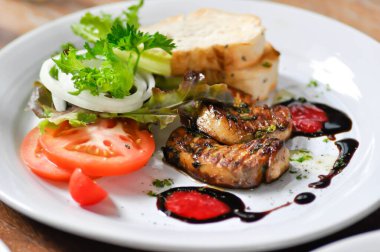 Kaz ciğeri, kaz ciğeri ya da soslu ve salatalı kaz ciğeri.