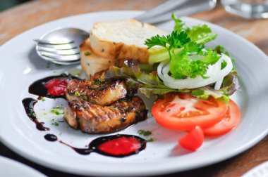 Kaz ciğeri, kaz ciğeri ya da soslu ve salatalı kaz ciğeri.