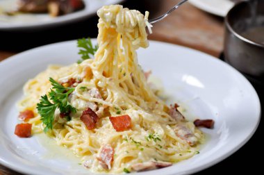 Spagetti ya da spagetti carbonara, makarna ya da makarna.