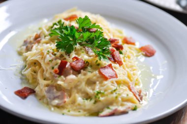 Spagetti ya da spagetti carbonara, makarna ya da makarna.