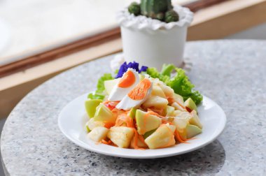 meyve salatası veya baharatlı salata, elma ve yumurta salatası veya karışık meyve salatası