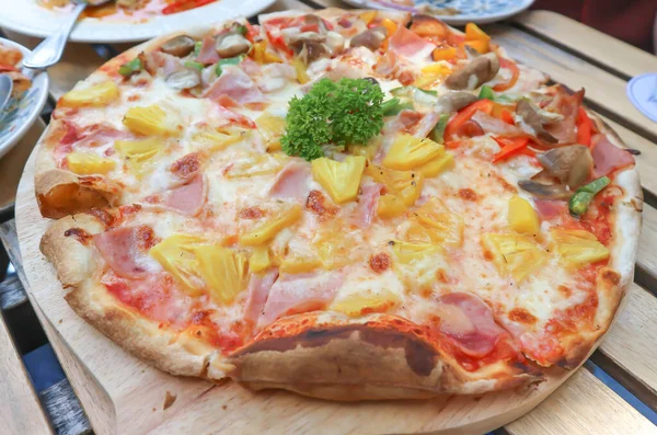 pizza or Hawaiian pizza , ham and cheese pizza or spicy pizza