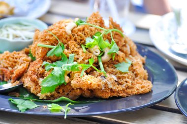 Çıtır balık salatası, çıtır balık veya çıtır yayın balığı salatası veya çıtır yayın balığı salatası ve sos.