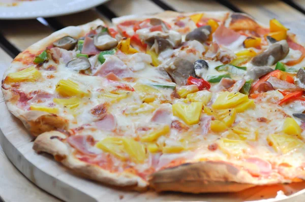 pizza or Hawaiian pizza , ham and cheese pizza or spicy pizza