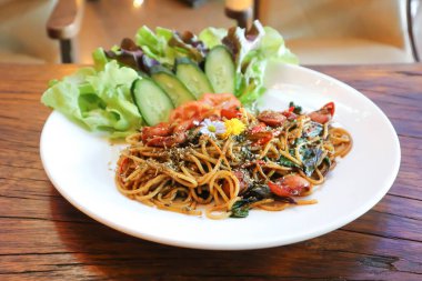 spagetti ya da baharatlı spagetti, makarna ya da baharatlı makarna.