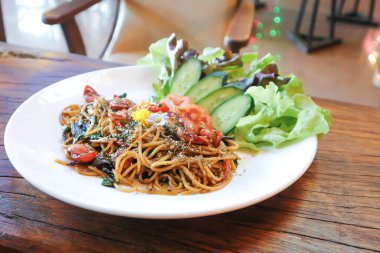 spagetti ya da baharatlı spagetti, makarna ya da baharatlı makarna.