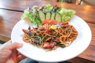 spagetti ya da baharatlı spagetti, makarna ya da baharatlı makarna.