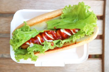 Sosisli sandviç, domuz sosisi ya da sosisli sandviç ya da sebzeli sosisli sandviç.