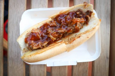 Sosisli sandviç, etli börek ya da soslu biftek.