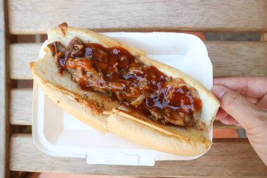 Sosisli sandviç, etli börek ya da soslu biftek.