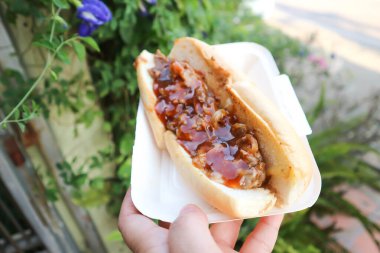 Sosisli sandviç, etli börek ya da soslu biftek.