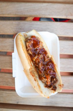 Sosisli sandviç, etli börek ya da soslu biftek.