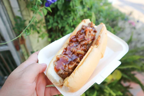 Sosisli sandviç, etli börek ya da soslu biftek.