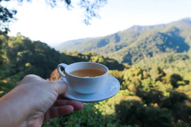 Sıcak çay, çay fincanı veya çay servisi veya çay içmek.