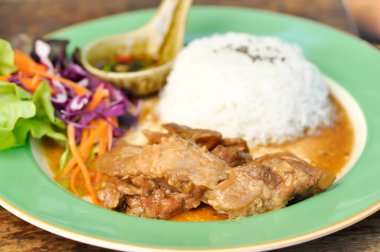 Domuz yahnisi, pilav ve soslu domuz eti ya da yahni ve sebzeli pilav.