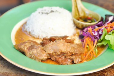 Domuz yahnisi, pilav ve soslu domuz eti ya da yahni ve sebzeli pilav.