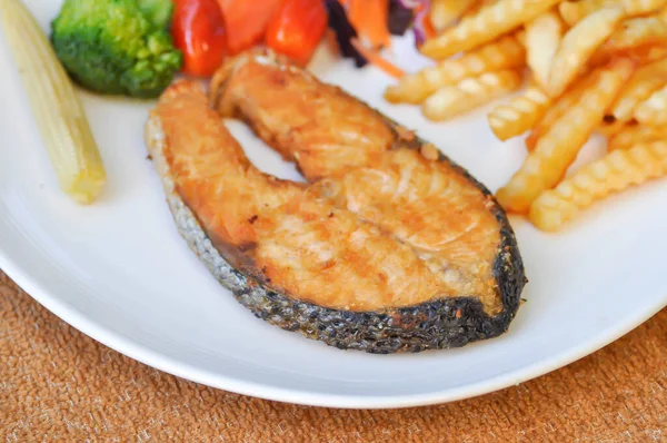 Gegrilde Zalm Geroosterde Zalm Met Friet Salade — Stockfoto