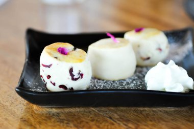 Çörek, kızılcık çöreği ya da üzümlü çörek ya da kremalı çörek.