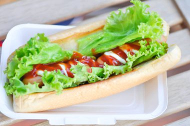 Sosisli sandviç, domuz sosisi veya sosisli sandviç veya sebzeli sosis.