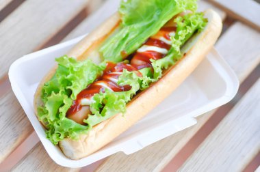 Sosisli sandviç, domuz sosisi veya sosisli sandviç veya sebzeli sosis.