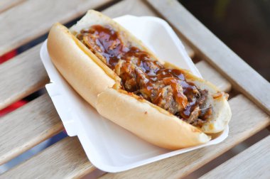 Sosisli sandviç, etli börek ya da soslu biftek.