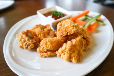 Kızarmış tavuk yemeği, acı biber soslu kızarmış tavuk ya da kızarmış tavuk bağı.