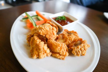 Kızarmış tavuk yemeği, acı biber soslu kızarmış tavuk ya da kızarmış tavuk bağı.