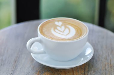 Sıcak kahve, cappuccino kahve, latte kahve ya da sade beyaz kahve.