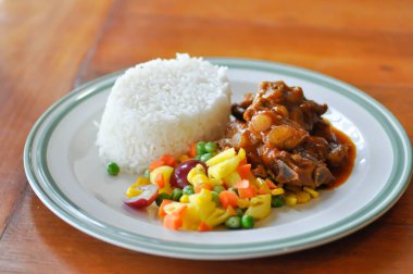 Domuz yahnisi, pilav ve soslu domuz eti ya da güveç ve sebzeli pilav.