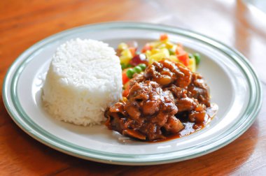 Domuz yahnisi, pilav ve soslu domuz eti ya da güveç ve sebzeli pilav.