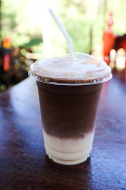 Kakao veya buzlu çikolata, plastik bardakta buzlu kakao.