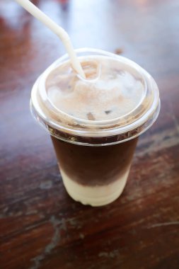 Kakao veya buzlu çikolata, plastik bardakta buzlu kakao.