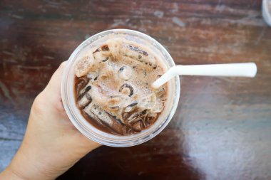 Kakao ya da buzlu çikolata, buzlu kahve ya da buzlu çikolata.