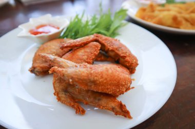 Kızarmış tavuk, kızarmış tavuk ve sos.