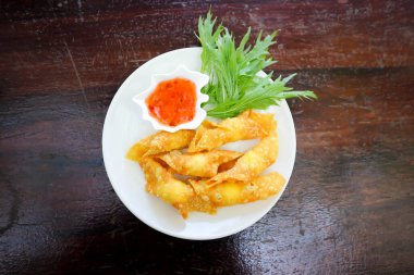 Çin mantısı, hamur tatlısı, wonton veya kızartılmış hamur tatlısı veya kızarmış wonton.