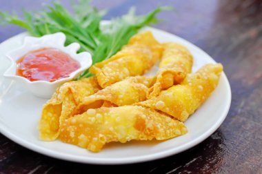 Kızarmış wonton, kızarmış wonton ya da kızarmış hamur köftesi ya da bol yağda kızartılmış köfte ve sos.
