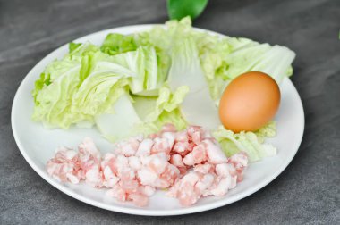 Yumurta, domuz kıyması ya da domuz kıyması ve sebze.