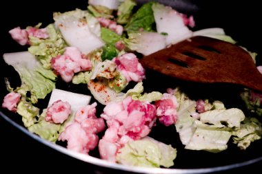 Kızarmış sebze karıştırmak, kızarmış Çin lahanası karıştırmak ya da tavada kıymalı lahana kızartmak ya da yemek pişirmek.