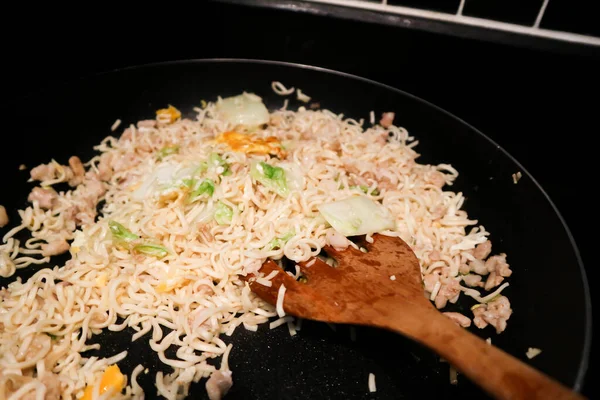 Ανακατέψτε Τηγανητά Noodles Χοιρινό Και Λαχανικό Στο Τηγάνι Μαγειρεύοντας Τρόφιμα — Φωτογραφία Αρχείου