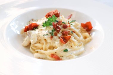 Spagetti ya da spagetti carbonara, makarna ya da makarna.